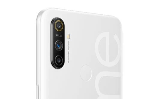 Realme Narzo 10A sở hữu 3 camera sau. Trong đó, cảm biến chính 12 MP, khẩu độ f/1.8 cho khả năng lấy nét theo pha, cảm biến phụ 2 MP, f/2.4 giúp chụp ảnh xoá phông. Ống kính macro 2 MP. Bộ ba này được trang bị đèn flash LED, quay video Full HD. 