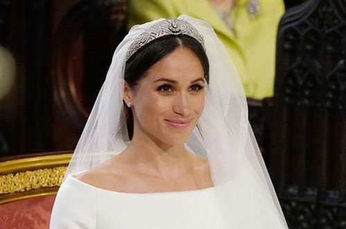 Chi tiết khiến Nữ hoàng 'lấn cấn' về váy cưới của Meghan