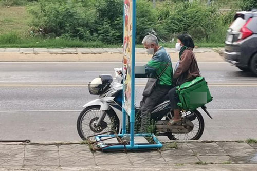 Đôi vợ chồng già đèo nhau đi làm shipper, lý do đằng sau càng gây chú ý