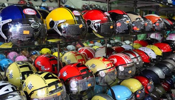 Tiểu thương đổ xô thu gom mũ bảo hiểm bán sang Trung Quốc: Nhu cầu thật hay chỉ là "sốt ảo"? 