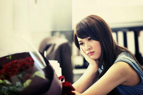 Bạn trai ngại thể hiện tình cảm với tôi trước mặt bạn bè