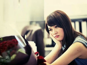 Bạn trai ngại thể hiện tình cảm với tôi trước mặt bạn bè