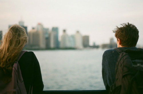 Chồng luôn bênh mẹ và hay lăng nhăng