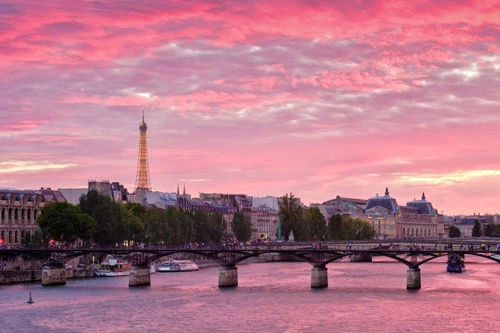Hoàng hôn kỳ diệu ởParis (Pháp) được ghi lại trên bờ sông Seine, với view hướng ra tháp Eiffel tráng lệ phía xa. Bầu trời, mặt nước và vạn vật ánh hồng, tạo nên khoảnh khắc đẹp nao lòng. 