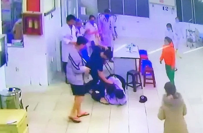 Hình ảnh 2 cha con ông Phúc đánh nhân viên bệnh viện đa khoa Lâm Đồng (Ảnh cắt twv clip của bệnh viện)