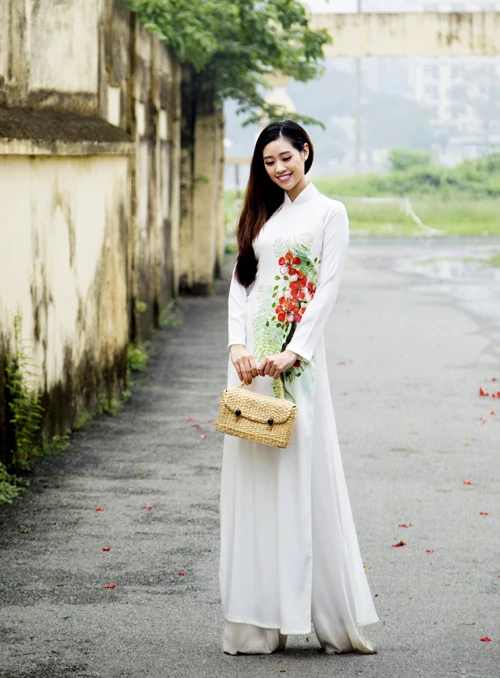 Khánh Vân bồi hồi khi diện trang phục nữ sinh trung học làm mẫu ảnh. 