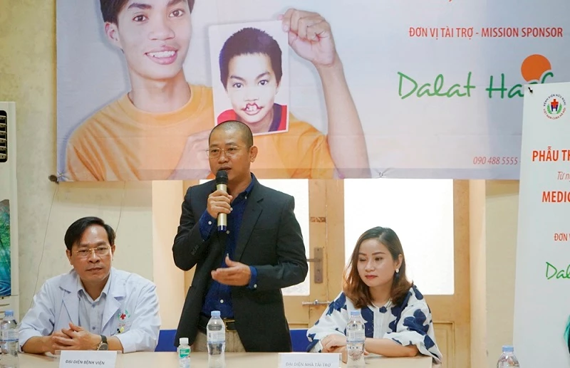 Ông Nguyễn Hoàng Vân Đảnh, Giám đốc kênh bán sỉ và siêu thị toàn quốc của Dalat Hasfarm (đứng), chia sẻ thông tin về chương trình.