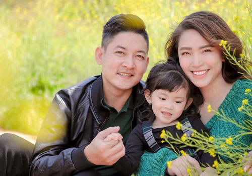 Hải Băng và Thành Đạt hạnh phúc bên con gái