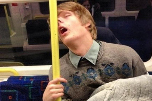 Những tư thế ngủ gật không giống ai trong cuộc sống thường ngày