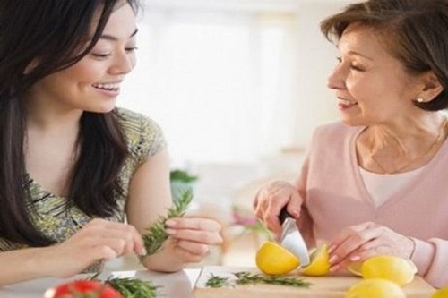 Giám đốc chọn vợ và chiêu giả ốm của mẹ chồng