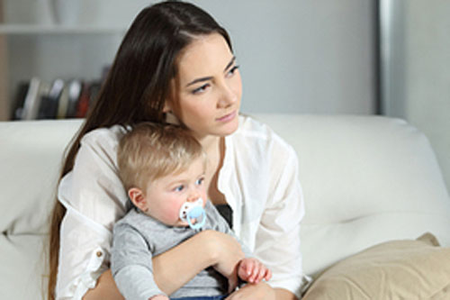 Chồng để tôi chăm con một mình