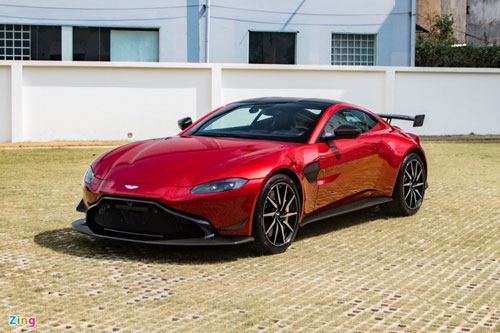 Aston Martin Vantage với bộ kit xe đua tại Việt Nam