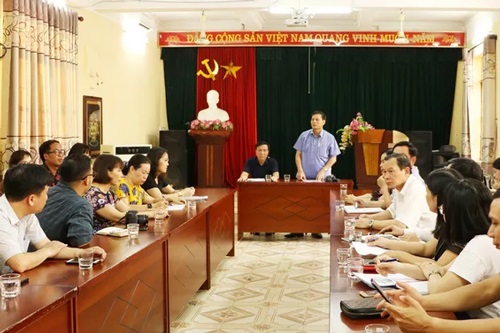 Vụ học sinh lớp 1 đứng ngoài nắng vì đi học sớm: Phê bình cô giáo chủ nhiệm và phụ huynh