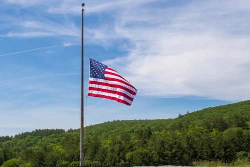 Mỹ sẽ treo cờ rủ trong những ngày tới để tưởng niệm các nạn nhân đã mất vì COVID-19. Ảnh: Shutterstock