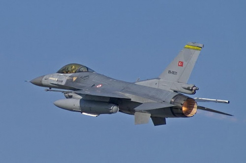 F-16 Th&#x1ED5; Nh&#x129; K&#x1EF3; &#x111;&#xE1;nh ch&#x1EB7;n Tu-22M3 Nga ngay ngo&#xE0;i kh&#x1A1;i Crimea