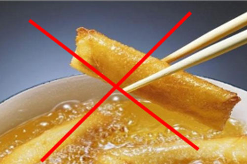 Dùng dầu ăn kiểu này cực hại, nguy cơ gây ung thư mà không phải chị em nào cũng nhận ra