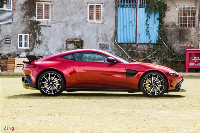 Aston Martin Vantage với bộ kit xe đua tại Việt Nam ảnh 09