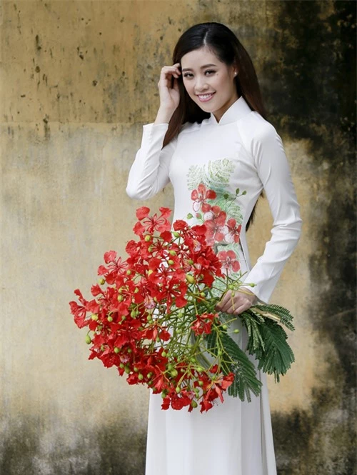 Vào hè, hoa phượng nở đỏ rực khắp sân trường, Khánh Vân hay được bạn học hái tặng những chùm phượng vĩ đẹp nhất.