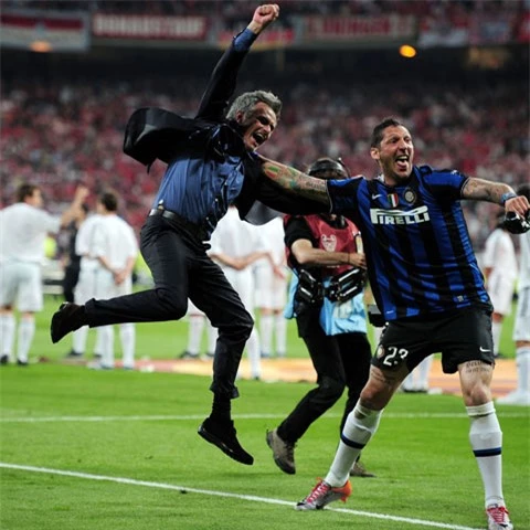 Khoảnh khắc sung sướng vỡ òa của thầy trò HLV Mourinho trong giờ phút đăng quang