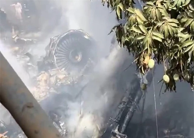 Máy bay Pakistan lao xuống khu dân cư, toàn bộ 107 người thiệt mạng - 4