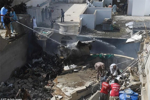 Máy bay Pakistan lao xuống khu dân cư, toàn bộ 107 người thiệt mạng - 9