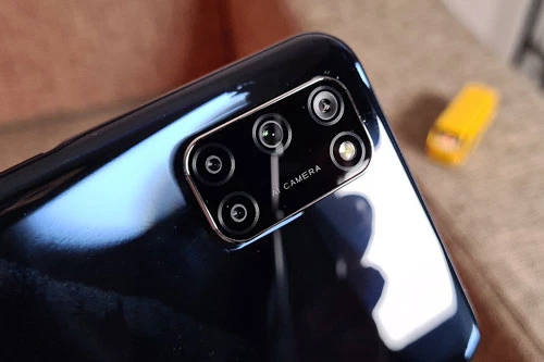 Oppo A92 có 4 camera sau. Trong đó, cảm biến chính 48 MP, khẩu độ f/1.8 cho khả năng lấy nét theo pha. Ống kính góc rộng 119 độ có độ phân giải 8 MP, f/2.2. Cảm biến macro và ống kính chiều sâu cùng có độ phân giải 2 MP, f/2.4. Bộ tứ này được trang bị đèn flash LED, quay video 4K. 