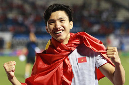 Không dự lễ trao QBV Việt Nam, Văn Hậu thừa nhận thua Hùng Dũng, Quang Hải?