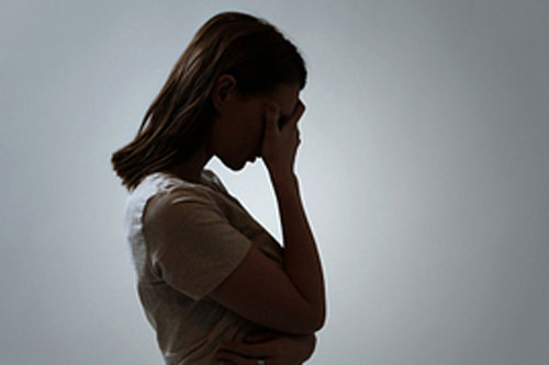 Bố chồng giả vờ tốt khi chăm tôi ở cữ