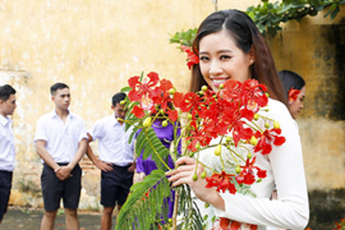 Khánh Vân diện áo dài trở lại thời áo trắng