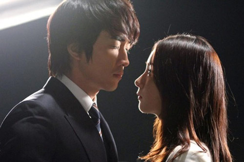 Ngày cưới, vợ anh đến ôm chầm tôi cười ha hả rồi thầm thì tiết lộ bí mật "động trời"