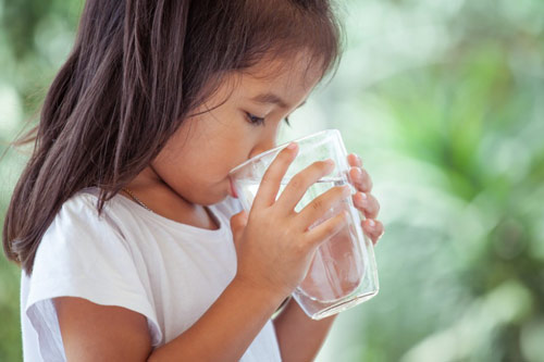 Giữa mùa hè nóng như đổ lửa, 4 nguyên tắc an toàn mẹ cần nhớ để con không bị ốm