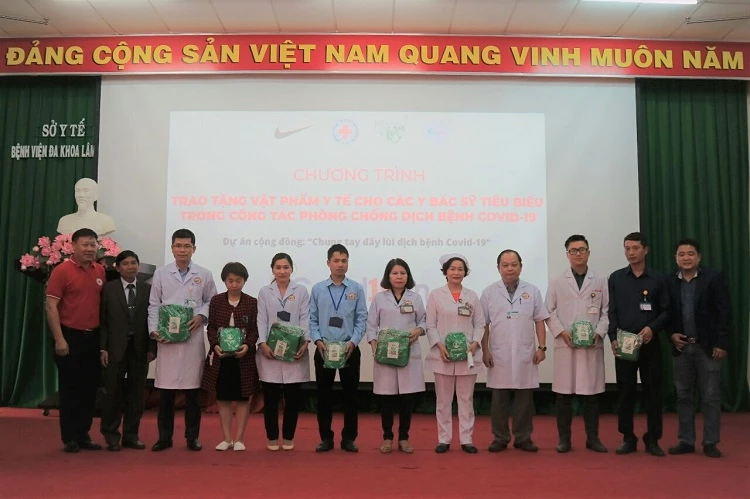 Nhà tài trợ và các đơn vị đồng hành trao tặng vật phẩm y tế cho các y bác sĩ tiêu biểu trong phòng chống dịch Covid-19 tại Bệnh viện Đa khoa Lâm Đồng