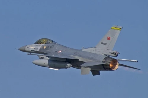 Tiêm kích F-16 của Thổ Nhĩ Kỳ đã đánh chặn máy bay ném bom siêu âm Tu-22M3 của Nga. Ảnh: TASS.