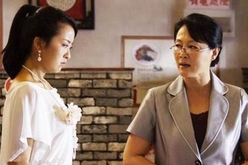 Chì chiết con dâu luộm thuộm, con trai nói một câu khiến mẹ sững người