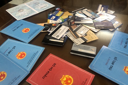 B&#x1EAF;t &#x111;&#x1ED1;i t&#x1B0;&#x1EE3;ng d&#xF9;ng th&#x1EBB; t&#xED;n d&#x1EE5;ng gi&#x1EA3; chi&#x1EBF;m &#x111;o&#x1EA1;t h&#x1A1;n 900 tri&#x1EC7;u &#x111;&#x1ED3;ng c&#x1EE7;a ng&#xE2;n h&#xE0;ng