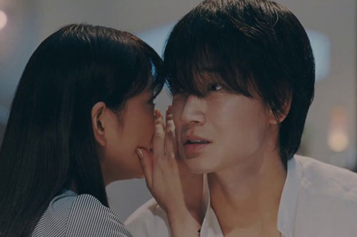 Bạn thân của vợ suốt ngày xúi giục chúng tôi ly hôn, tôi tức giận chất vấn thì cô ấy ghé tai thì thầm một câu khiến tôi tái mặt