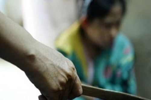 Phát hiện chiếc áo lót “giống hệt của vợ” ở bụi cây đầu ngõ, chồng gửi đơn ra tòa đòi ly hôn