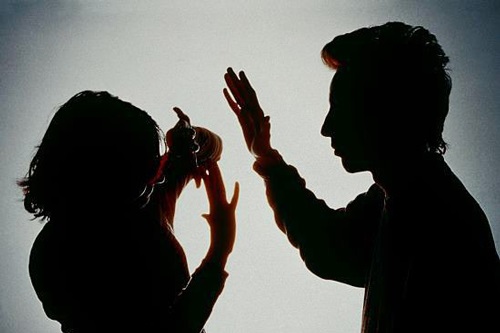 Chưa đầy 1 năm sau khi cưới, người vợ trẻ đã quyết ly hôn gã chồng vũ phu