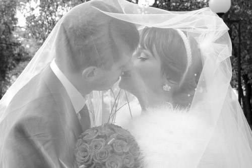 Đêm tân hôn vừa kéo vợ lại ôm, chồng "chết điếng" phát hiện bí mật tày trời nhờ mùi hương lạ trên người vợ