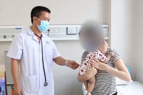 Uống thuốc không rõ nguồn gốc, bé 4 tháng tuổi lên cơn co giật, tay co quắp