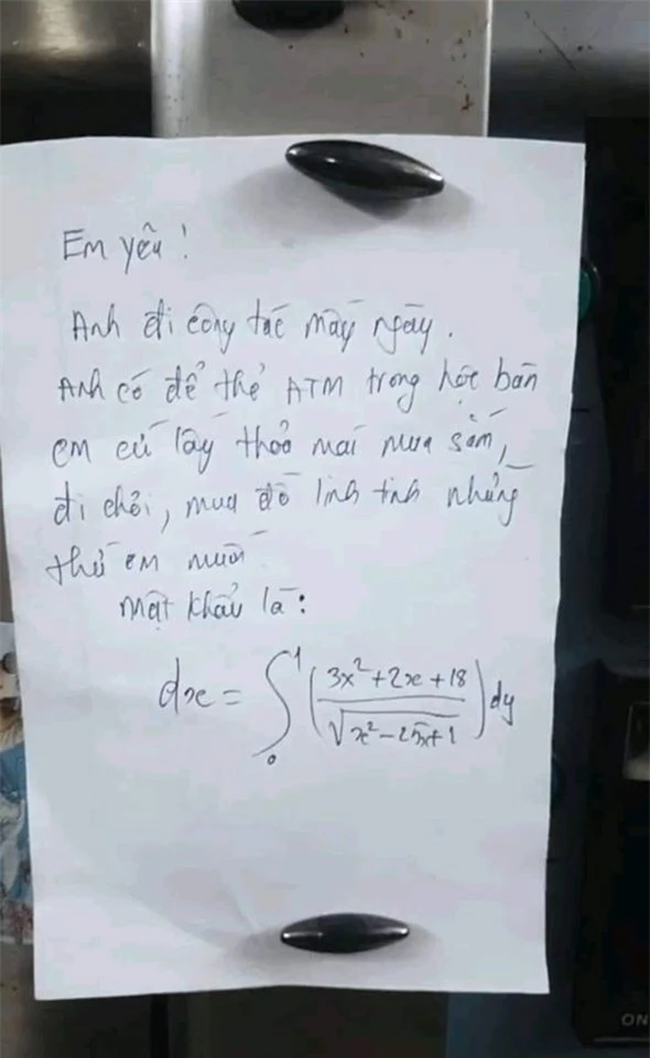 Chồng đi công tác để thẻ ATM ở nhà dặn thoải mái tiêu, vợ suýt ngất khi đọc đến dòng mật khẩu - Ảnh 1.