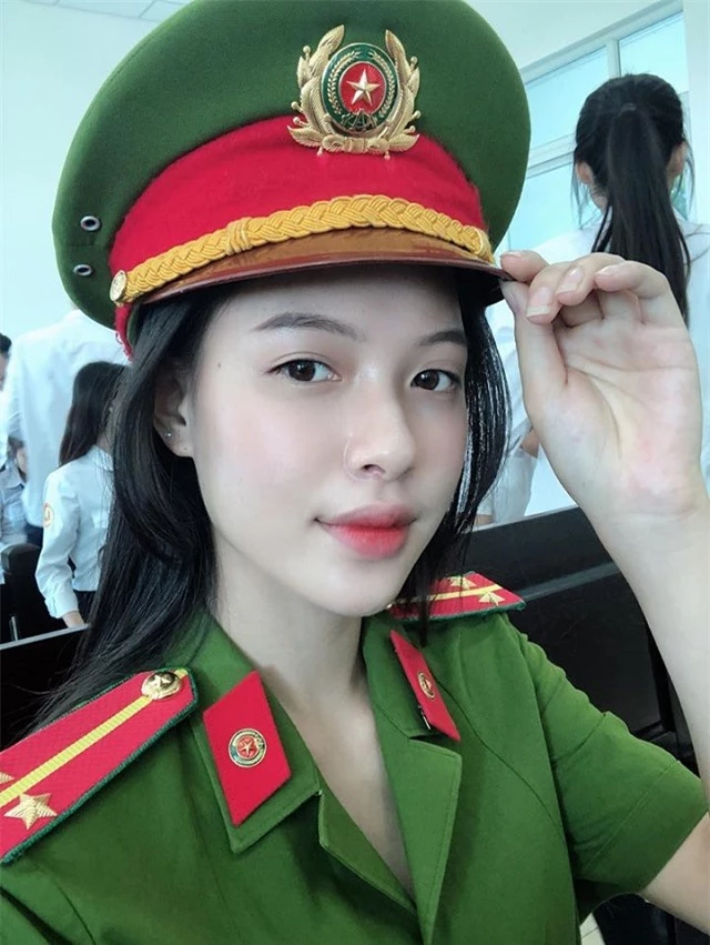 Hot girl thẩm phán lại gây sốt khi diện cảnh phục - 1