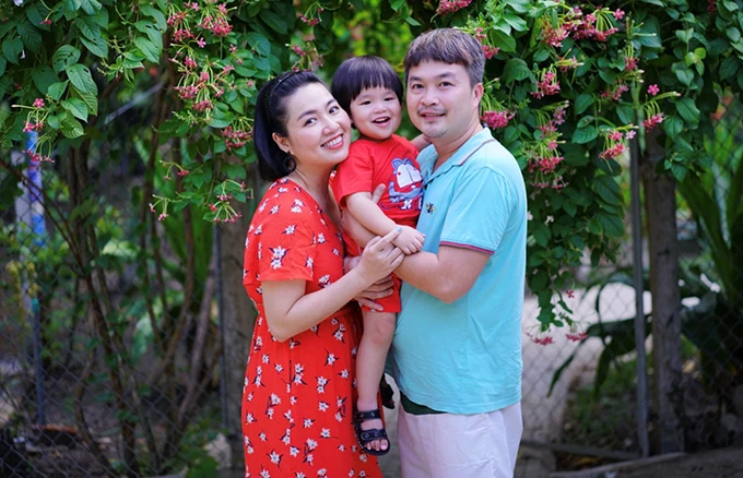 Vợ chồng Lê Khánh - Tuấn Khải hạnh phúc khi cùng con trai Tuấn Khang về quê nội tại Tiền Giang. Đây là chuyến đi xa đầu tiên của gia đình cặp diễn viên từ Tết Nguyên đán, sau thời gian nghỉ tránh dịch.