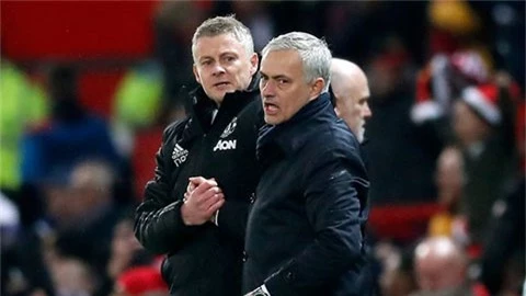 Mourinho ca thán với Solskjaer về phòng thay đồ của M.U