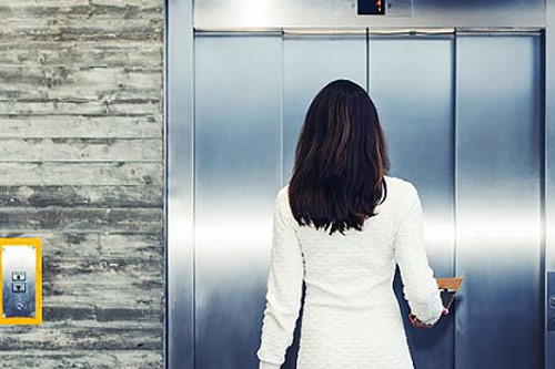 Trắc nghiệm: Bạn thường làm gì khi đợi thang máy?