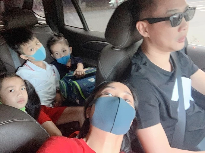 Vợ chồng Ốc Thanh Vân đưa ba con đi học.