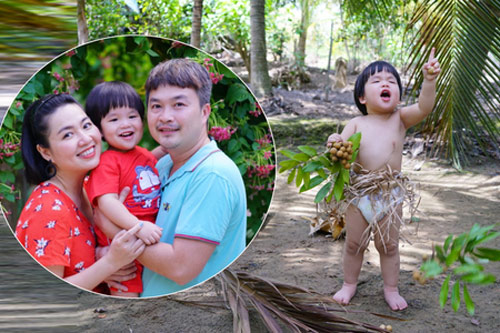 Con trai Lê Khánh đóng khố lá chuối