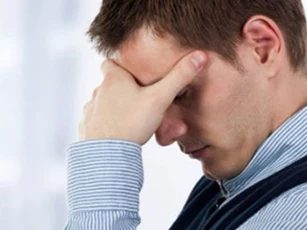 Sự thật nghiệt ngã đằng sau vết bầm trên cổ vợ