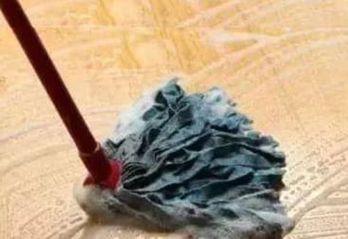 Đừng dùng nước sạch để lau nhà! Dạy bạn một mẹo, sàn nhà sạch kin kít, không còn vết nước hay vi khuẩn
