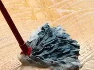 Đừng dùng nước sạch để lau nhà! Dạy bạn một mẹo, sàn nhà sạch kin kít, không còn vết nước hay vi khuẩn